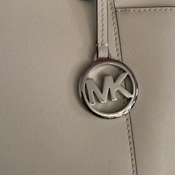 Brand new white Michael Kors shoulder bag with silver detailing - Picture 2 of 8